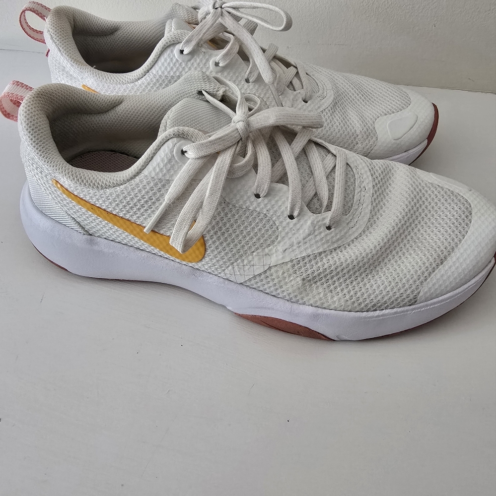Nike White & Yellow Mesh Sneakers — Casual/Training Shoes W8